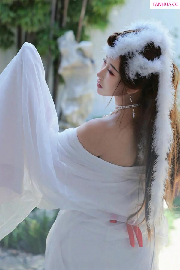   [XiuRen]高清写真图 2025.10.09 No.10843 金允希Yuki 低胸长裙第12张图片